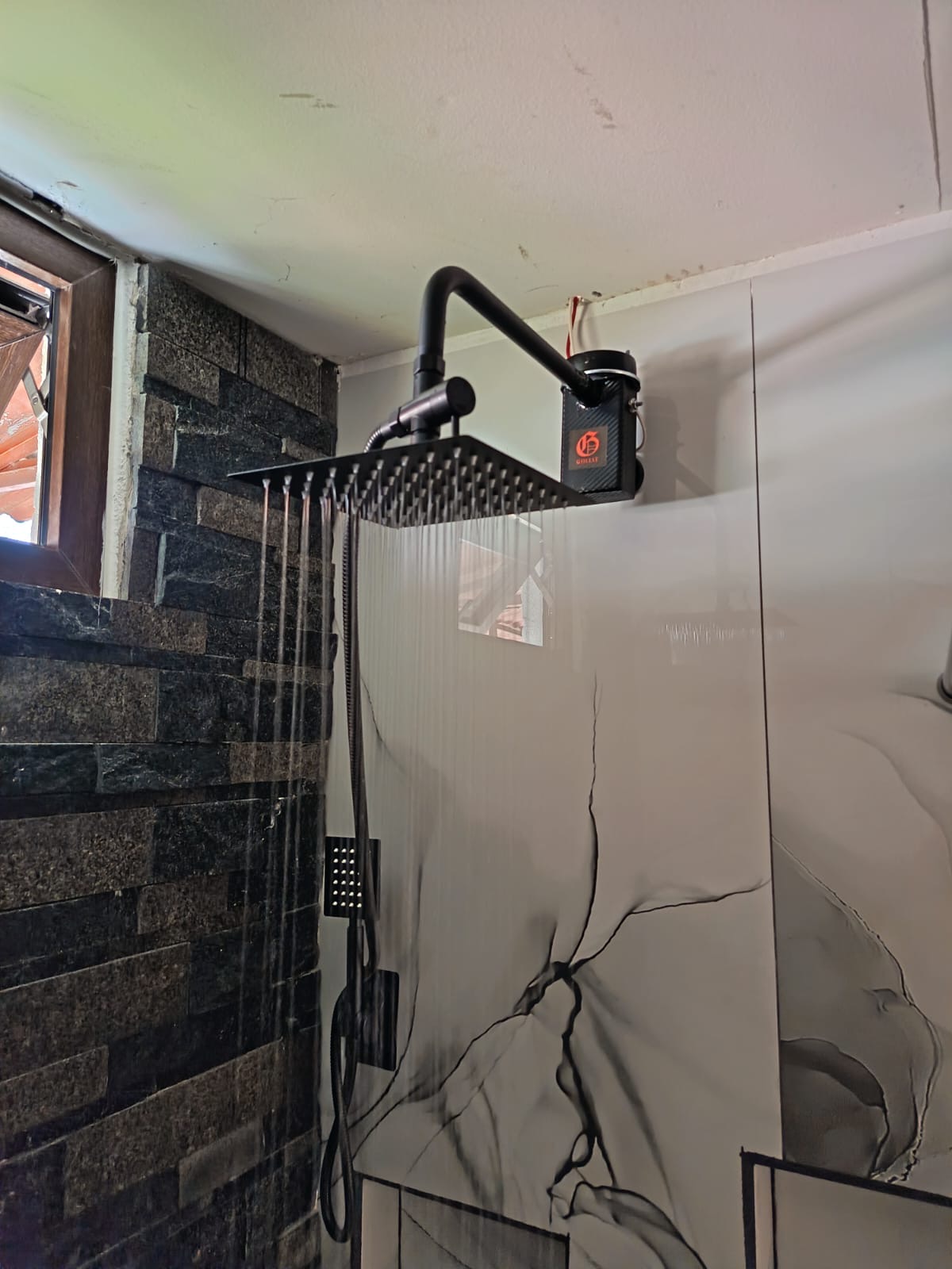 Baño moderno con calentador Goliat instalado